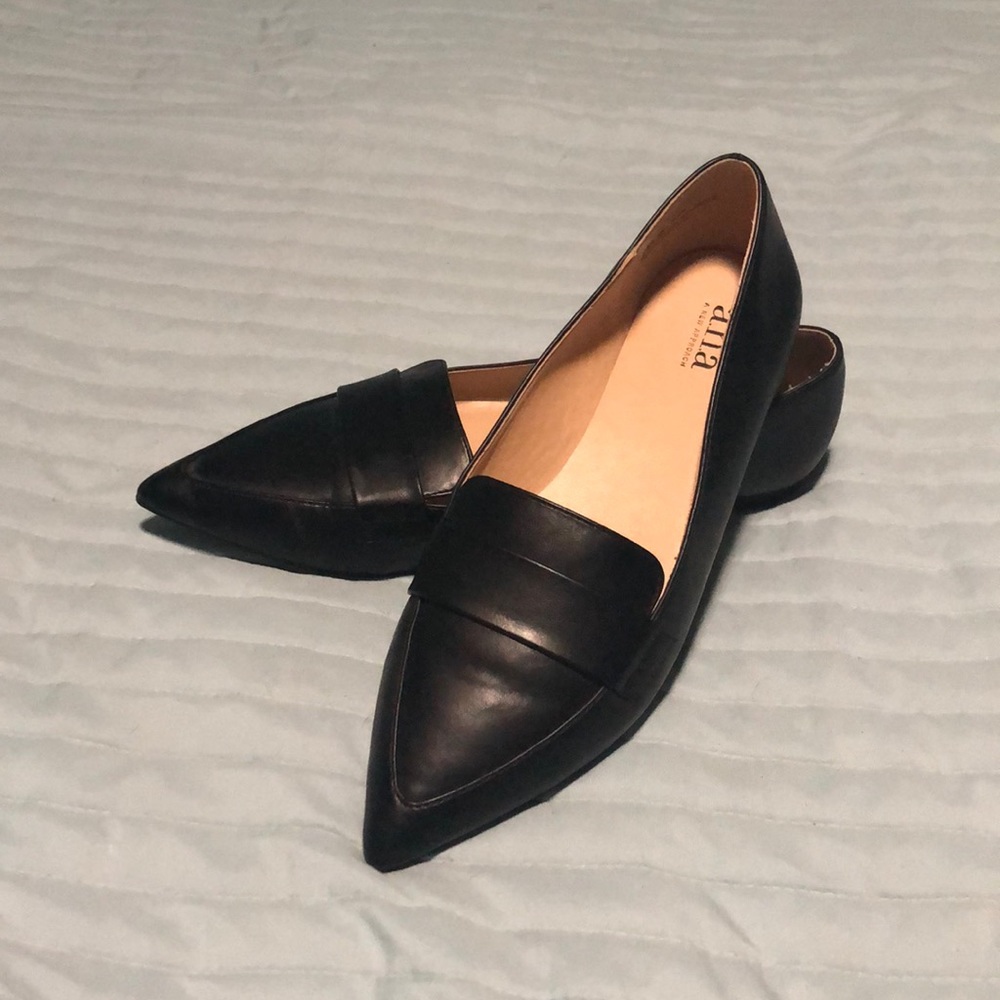 pointed tipped black flats